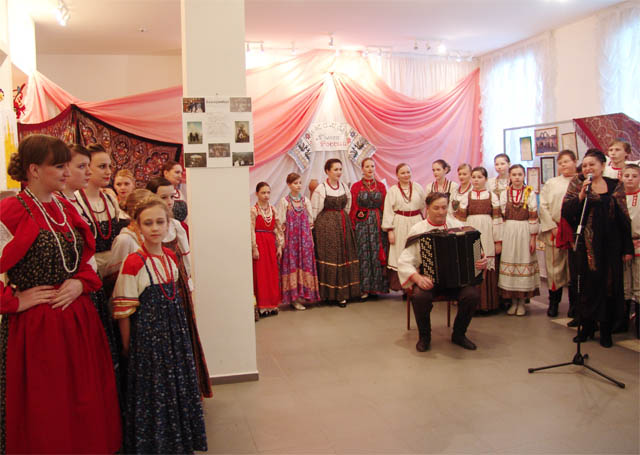 Открытие выставки ансамбля народной песни "Голоса России"